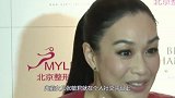 钟丽缇大女儿晒一家合照，四人亲密相拥，准女婿帅气不输张伦硕