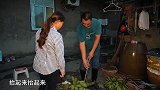桃子姐和包立春抬回香蕉，做一盆麻辣香锅，一家人吃得津津有味