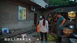 桃子姐和包立春抬回香蕉，做一盆麻辣香锅，一家人吃得津津有味
