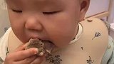 十个月的萌娃吃妈妈炖的排骨，竟吃的津津有味，不挑食太好了