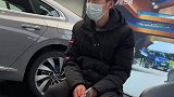 丈夫想买的车型被妻子强制更换，坐在椅子上目光呆滞