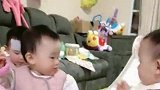 龙凤三胞胎哥哥和姐姐干仗，精明的妹妹立马躲的远远的