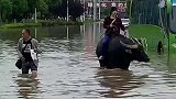 暴雨过后小姐姐骑大水牛出门