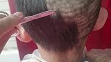孩子不去理发店理发，让妈妈在家给他剪发