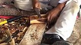 走进神秘的罗布泊村寨，三位百岁老人用胡杨制作手工品