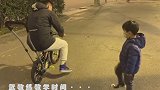 超萌日志！武小弟街头学车记 武磊化身教练一路小跑跟随