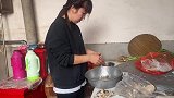 小楠婚后第一次见公爹，高兴的亲自下厨改善，全家欢聚一堂真幸福