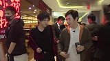 费玉清童心爆发沉迷抓娃娃，华晨宇向路人撒娇求安慰
