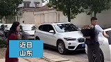男子订婚手捧鲜花无视女友，幸好反应过来了