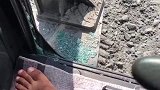 挖机玻璃破了光脚也得开，装车要紧