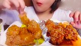 看美女大口吃炸鸡，满满的酱汁吃起来味道好极了，真香啊