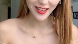 美女脸蛋长得真好看，穿搭也很时尚迷人