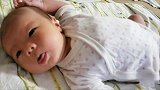 28天大的小宝宝，一睡醒就猛踢右脚，张大嘴巴的模样太软萌了！
