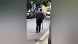 精神大爷是什么样的！哈哈大爷这是用拐杖拄了个寂寞