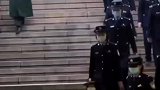 警花与兵哥哥梦幻同框，网友：氛围感来了