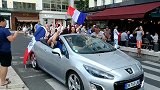 法国确定胜局球迷开豪车街上庆祝！车上还有俩小姐姐