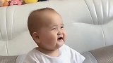 小宝宝这反应好萌，简直是个表情帝，太搞笑了！