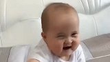 小宝宝这表情好逗，简直是太可爱了，真是让人喜欢的不得了