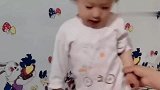 双胞胎在一起玩耍，妹妹直接一巴掌就上去了，简直防不胜防！