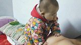 一岁宝宝给爸爸挠痒痒，下手挺重！宝爸说这个小棉袄有点漏风