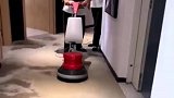 保洁阿姨第一次用洗地毯机，用出了手摇拖拉机的感觉