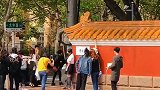 青岛网红墙 在大学路和鱼山路交汇处的金瓦红墙下