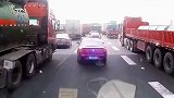 轿车司机强行加塞，大货车完全不理会，直接蹭过去