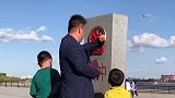 中俄边界孩子问爸爸为什么擦，我们边界上的国徽必须亮着！