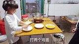 今天用香蕉做个小零食，全家总动员，二舅说：外焦里嫩真好吃