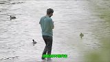 老外发明“漂浮鞋”，穿上可以在水面行走，效果让人不可思议！