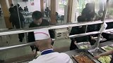 食堂打菜大叔太奇怪，男生就打两块肉，一看美女满碗都是肉