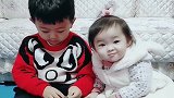 妹妹有了好吃的，第一个想到的就是哥哥，画面太有爱了！