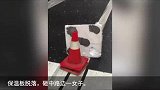 墙体脱落砸倒女孩，交警用臂膀护住