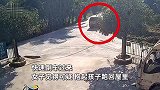 陌生男快速倒车靠近，女子起疑心抱娃跑开，见女子给老公打电话转身就走