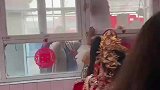 新娘子自己开窗户，放新郎进来