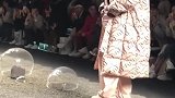 陈志朋现身国外走秀,看来秀接的太匆忙,还没来得及减肥!