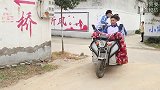 月月把零食掉在地上，小伙伴们为了捡零食各出奇招，太搞笑了