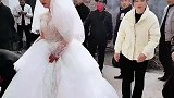 实在新娘结婚行跪拜礼逗笑网友，这新娘以后肯定孝顺