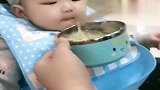 才8个月的宝宝，太会吃面条了，妈妈都被逗乐了