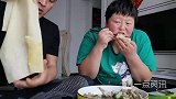 她觉得吃饭是件幸福的事，怎么舒服怎么来，有吃有喝，逍遥自在！