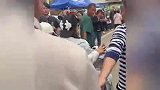 全红婵带侄女到村里吃席，吃完饭骑小电驴潇洒离开，背包上的玩偶抢镜