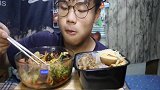 小伙吃麻辣香锅和金牌牛肉饭，大口吃不停，这感觉莫名的爽
