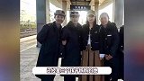 43岁郭晶晶高铁站被偶遇，素颜皮肤白里透红，气质贵气不似孩子妈