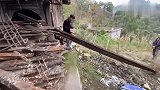有人用金丝楠木做猪圈拦板！花20收了它，拿回去打磨一下！