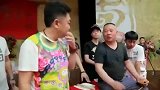 德云社二十年大庆彩排现场，老郭坐在桌子上指挥