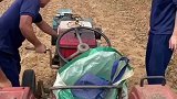 消防员手摇拖拉机帮乡亲种田