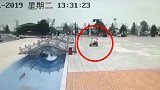 6岁娃开车带2岁娃“兜风”一头栽进景观河