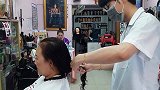 58岁女士嫌卷发老气，发型师直接剪短，好看显年轻气质真好