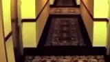 男子住酒店出来丢个垃圾回不去了