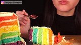 美女试吃自制糖霜彩虹蛋糕